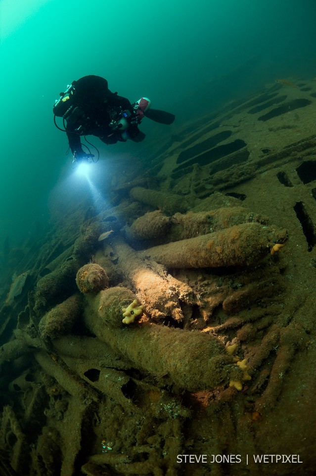Recovery of the gold was top priority for the elite Royal Navy dive team “The Tin Openers”, who were already renowned for their exploits penetrating sunken U-Boats.