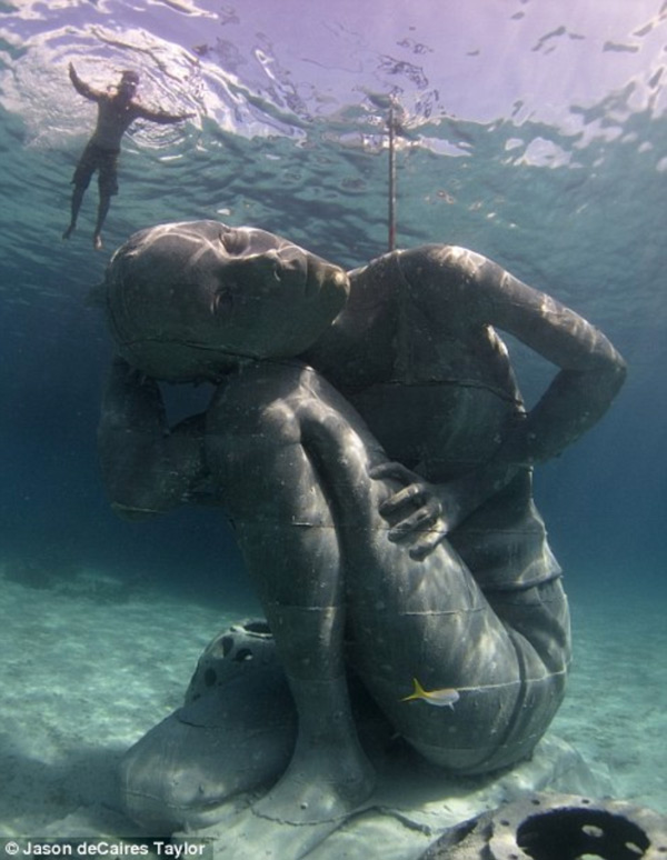 Джейсон Тейлор представляет новую подводную скульптуру на Багамах